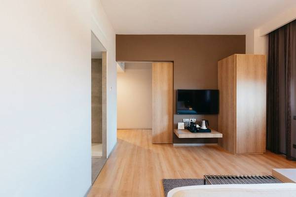 Hotelzimmer des Barcelo Valencia mit Fernseher und Nachttisch