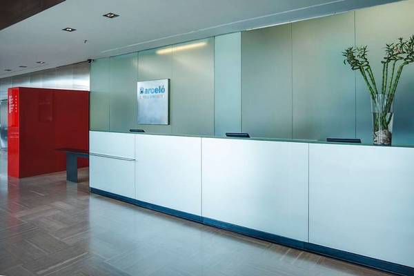 Empfangsbereich des Barcelo Valencia Hotels mit moderner Einrichtung und Barcelo Schild.