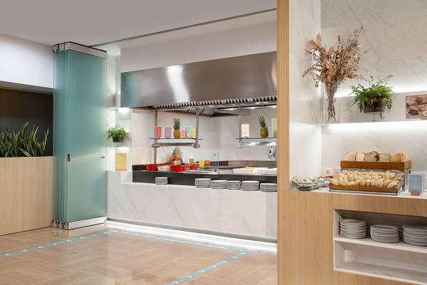 Frühstücksbuffet im Barcelo Valencia mit Obst, Brot und Säften.