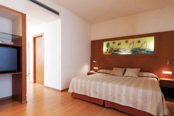 Ein stilvolles Hotelzimmer im DWO Valencia mit Holzboden, einem großen Bett und einer Wandmalerei.