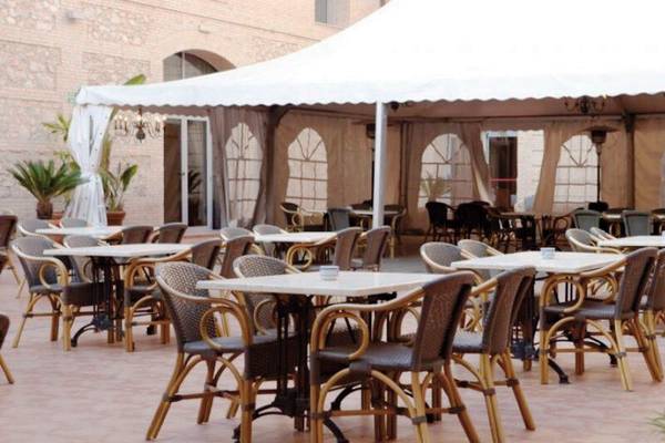 Außenbereich des DWO Valencia Hotels mit Tischen und Stühlen unter einem weißen Zelt.