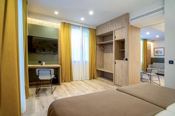 Zimmer im DWO Valencia Hotel mit zwei Betten, Schreibtisch und Fernseher.