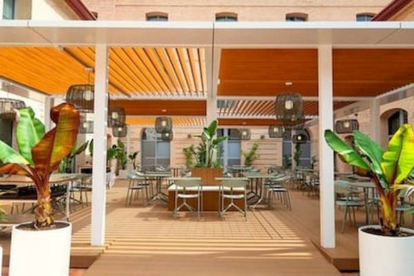 Terrasse des DWO Valencia Hotels mit Tischen, Stühlen und Pflanzen