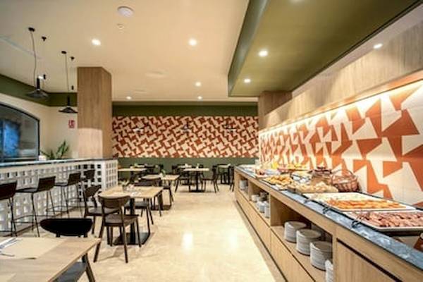 Frühstücksbuffet im DWO Valencia Hotel mit verschiedenen Speisen und farbenfrohen Wänden.
