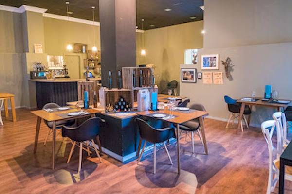 Innenbereich des DWO Valencia Restaurants mit eingerichteten Tischen und Stühlen.