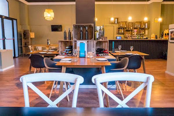 Innenbereich des DWO Valencia Restaurants mit Holzboden und modernen Möbeln.