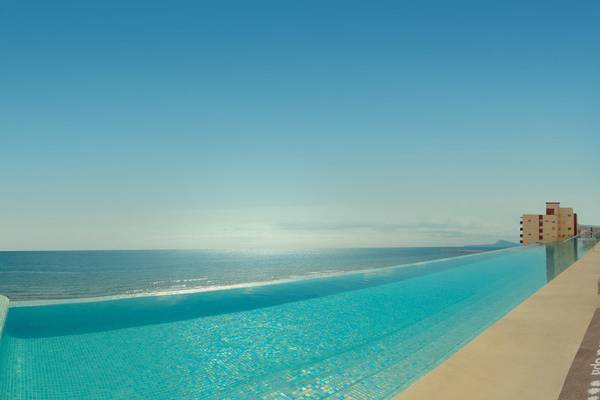 Außenpool mit Blick auf das Meer im RH Bayren & Spa Hotel