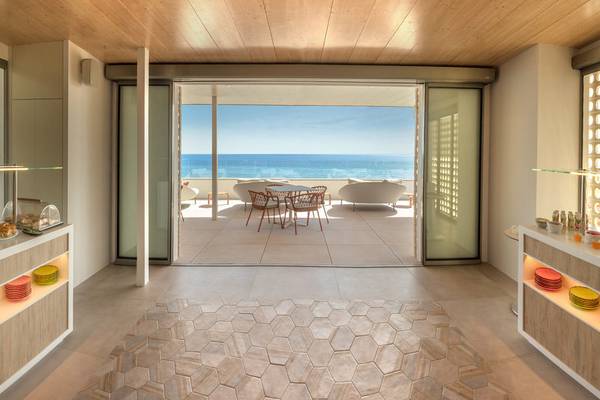 Innenansicht der Terrasse im RH Bayren & Spa Hotel mit Blick auf das Meer