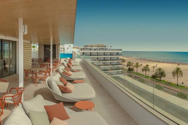 Terrasse im RH Bayren & Spa Hotel mit Blick auf den Strand