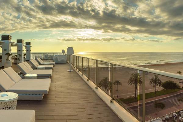Terrasse im RH Bayren & Spa mit Blick auf das Meer und den Sonnenuntergang