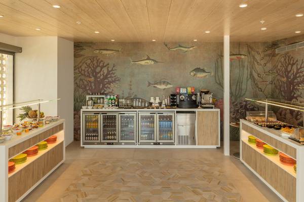 Frühstücksbereich des RH Bayren & Spa Hotels mit Fischmurals an der Wand.