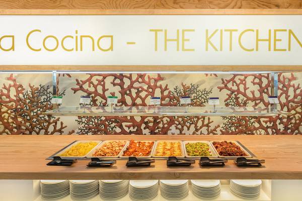 Buffet-Tisch im Hotel RH Bayren & Spa mit verschiedenen Gerichten und einer Tafel mit dem Text 'a Cocina - THE KITCHEN'.