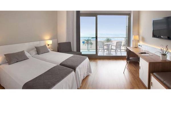 RH Bayren & Spa Hotel Zimmer mit Balkon und Meerblick, zwei Betten, Schreibtisch und Fernseher.