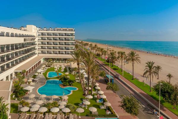 Luftaufnahme des RH Bayren & Spa Hotels mit Swimmingpool, Sonnenliegen und Palmen am Strand