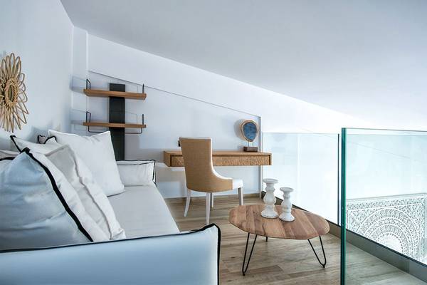 Luxuriöses Zimmer im Abaton Island Resort & Spa mit modernen Möbeln und Ausblick.