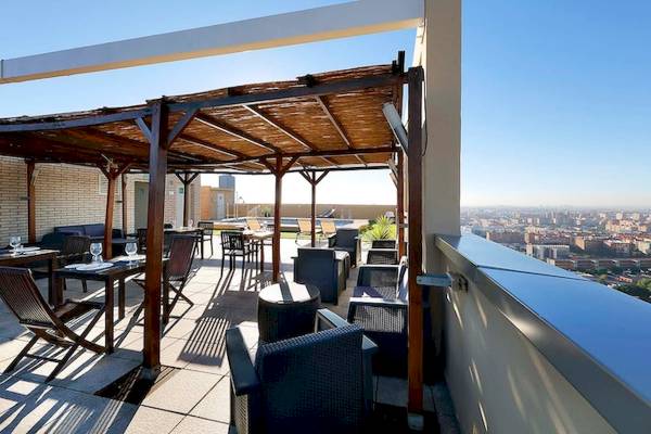 Terrasse des Eurostars Grand Valencia mit Blick auf die Stadt