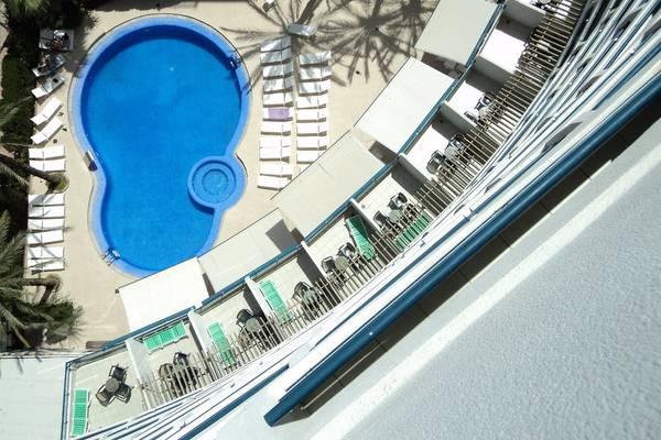 Oberirdischer Pool mit Lounge-Liegen im Hotel Principal Affiliated by RH