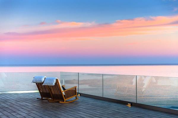 Abendlicher Ausblick auf das Meer von einer Holzterrasse des Abaton Island Resort & Spa.