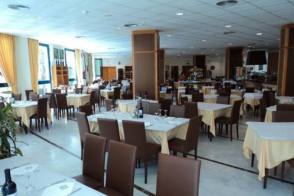 Innenansicht des Restaurants im Hotel Principal Afilliated by RH mit gedeckten Tischen und Stühlen.
