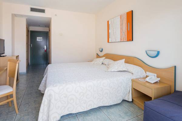 Hotelzimmer im Principal Afilliated by RH mit Doppelbett, Nachttisch, Telefon und Gemälde an der Wand.