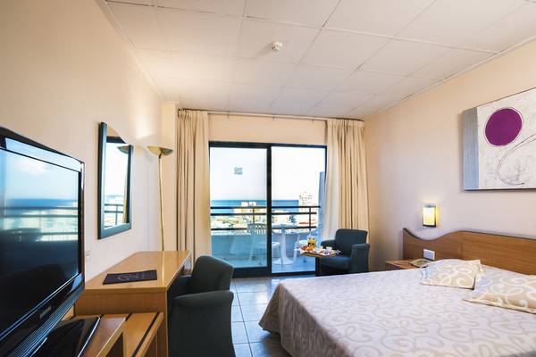 Ein Hotelzimmer mit Meerblick im Principal Affiliated by RH, inklusive Bett, Fernseher und Schreibtisch.