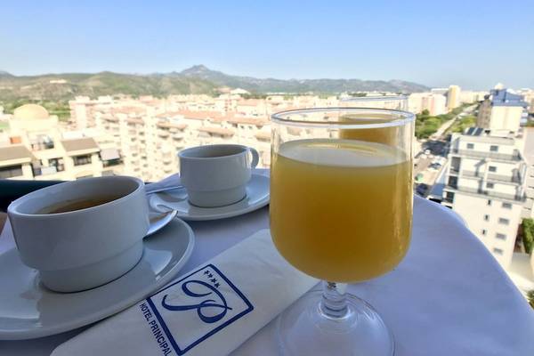 Frühstück auf der Terrasse mit Blick auf die Stadt vom Hotel Principal Affiliated by RH.