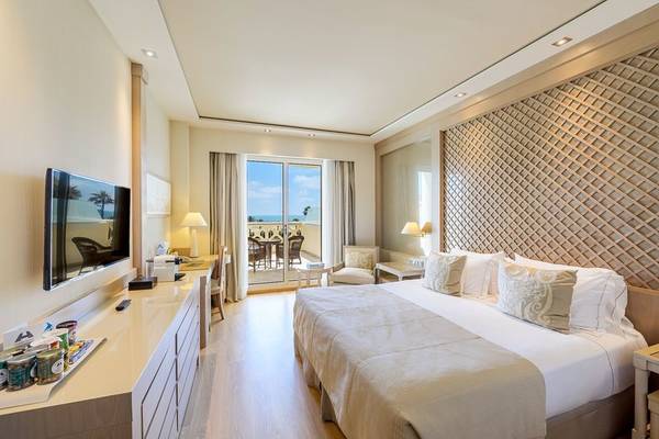 Innenansicht eines Hotelzimmers im Las Arenas Balneario Resort mit Blick auf das Meer.