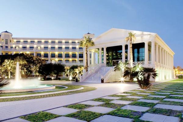 Außenansicht des Las Arenas Balneario Resorts bei Nacht mit Brunnen und Beleuchtung