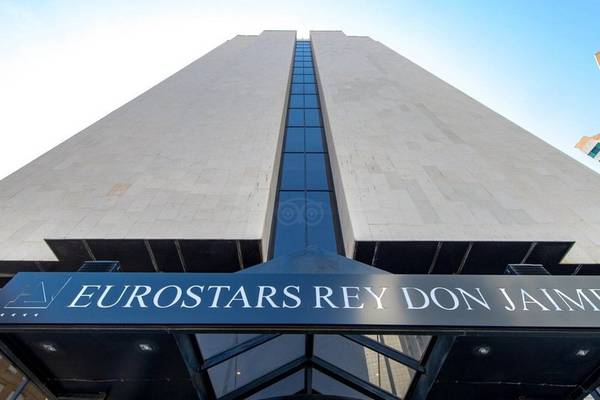 Eurostars Rey Don Jaime Hotelfassade mit Logo und blauem Glasfenster