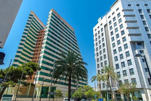 Exe Rey Don Jaime Hotel neben Gebäuden mit Palmen