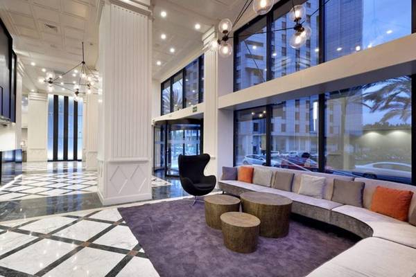 Hotellobby des Exe Rey Don Jaime mit modernem Design, einer Couch und einem schwarzen Stuhl.
