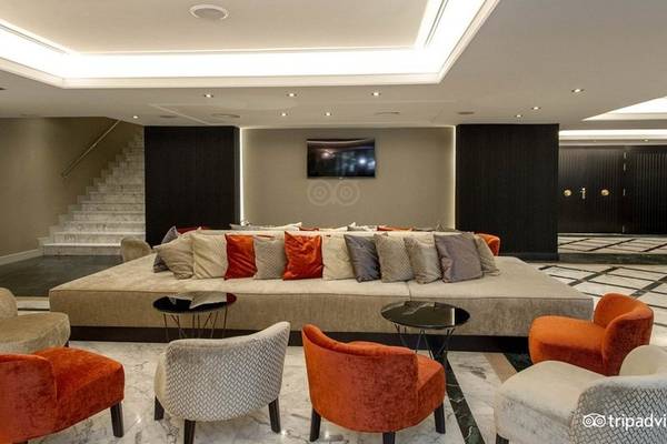 Lobby des Exe Rey Don Jaime Hotels mit großen Sofas, Stühlen und einer Treppe