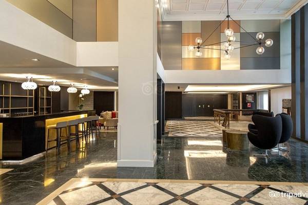 Lobby des Exe Rey Don Jaime Hotels mit Bar, Sitzgelegenheiten und Marmorboden.