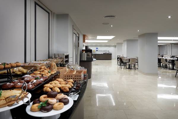 Frühstücksbuffet im Exe Rey Don Jaime Hotel mit einer Auswahl an Gebäck und Brot.