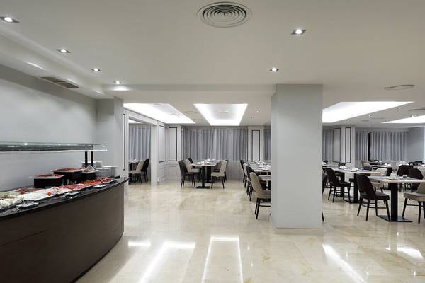 Innenansicht des Restaurants im Exe Rey Don Jaime Hotel mit Marmorboden und Buffet.