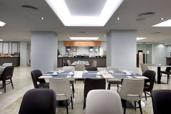 Frühstücksraum des Exe Rey Don Jaime Hotels mit gedeckten Tischen und modernen Möbeln.