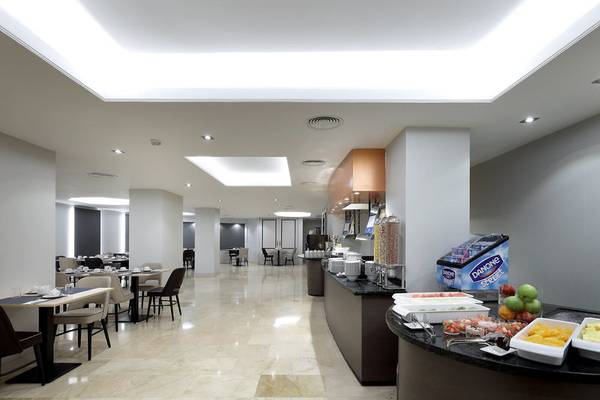 Frühstücksraum im Exe Rey Don Jaime Hotel mit Marmorboden und Frühstücksbuffet.