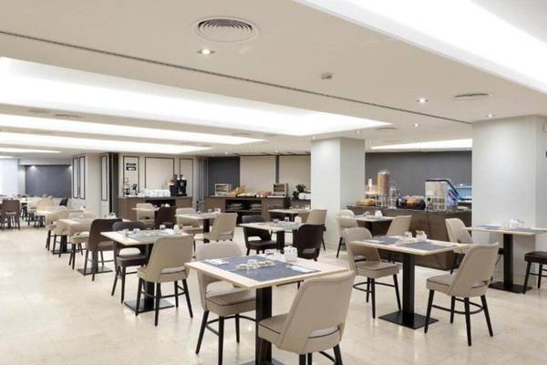 Frühstücksbereich des Exe Rey Don Jaime Hotels mit Tischen und Stühlen, Buffet und moderner Einrichtung.