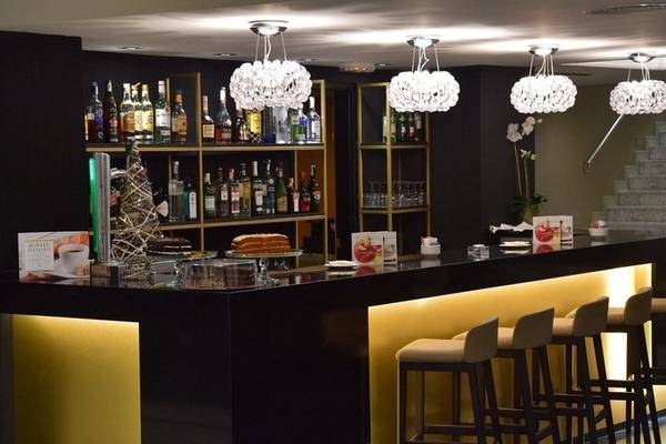 Barbereich des Exe Rey Don Jaime Hotels mit Theken, Stühlen und Getränken