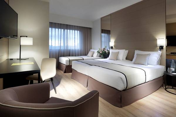 Doppelbett Zimmer im Exe Rey Don Jaime Hotel mit moderner Einrichtung und zwei Betten.