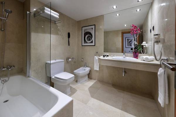 Badezimmer im Exe Rey Don Jaime Hotel mit Badewanne, Dusche, Toilette und Bidet.