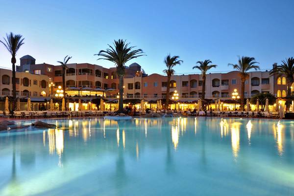 Außenbereich des Almar Timi Ama Resort & Spa mit Swimmingpool und Palmen