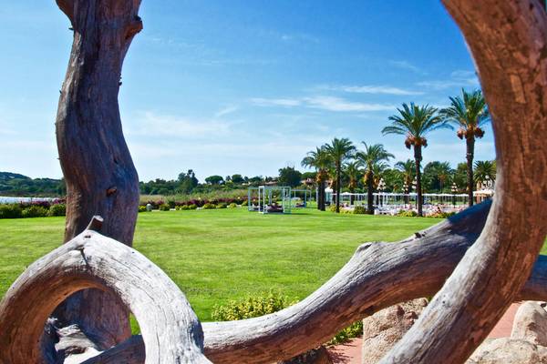 Ausblick auf den Golfplatz vom Almar Timi Ama Resort & Spa mit grüner Wiese und Palmen