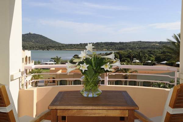 Balkonblick auf das Meer mit Blumenvase im Almar Timi Ama Resort & Spa
