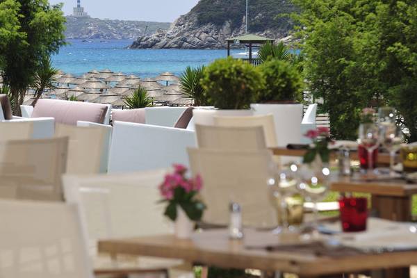 Außenbereich des Almar Timi Ama Resorts mit Blick auf das Meer und einen Berg