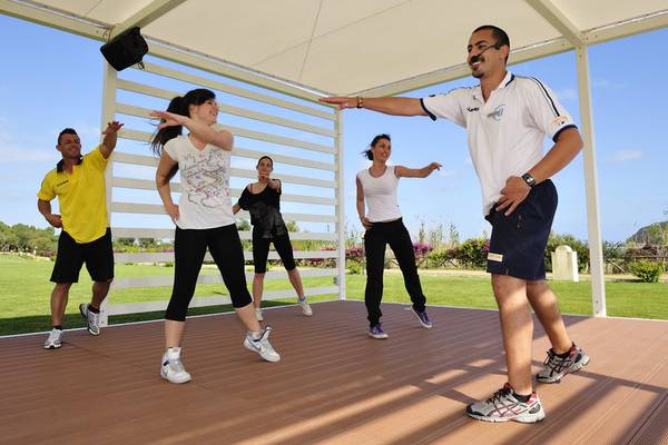 Aerobic-Kurs im Almar Timi Ama Resort & Spa mit mehreren Teilnehmern auf einer Terrasse.