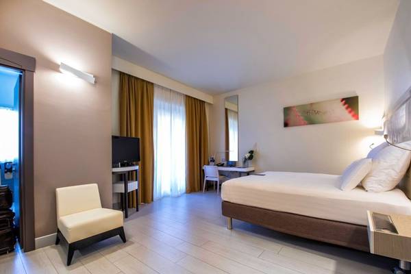 Hotelzimmer im Almar Timi Ama Resort & Spa mit Doppelbett, Schreibtisch und Fernseher