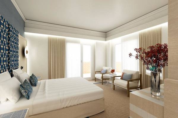 Ein modernes Schlafzimmer im Almar Timi Ama Resort & Spa mit einem großen Bett und zwei Sesseln.