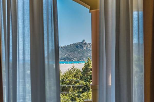 Aussicht aus dem Balkon des Almar Timi Ama Resort & Spa auf einen Hügel und einen Strand