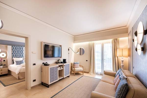 Wohnzimmer des Almar Timi Ama Resort & Spa mit Zugang zum Schlafzimmer